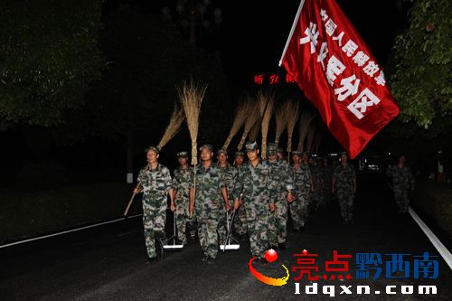 圖為興義軍分區(qū)行進(jìn)在去雙擁廣場(chǎng)打掃衛(wèi)生的途中.JPG