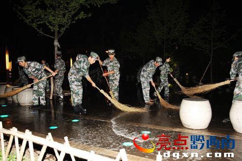 圖為興義軍分區(qū)司令員劉黔生（左二）與興義軍分區(qū)后勤部長(zhǎng)王建波（左四）帶領(lǐng)官兵在雙擁廣場(chǎng)進(jìn)行沖洗.JPG