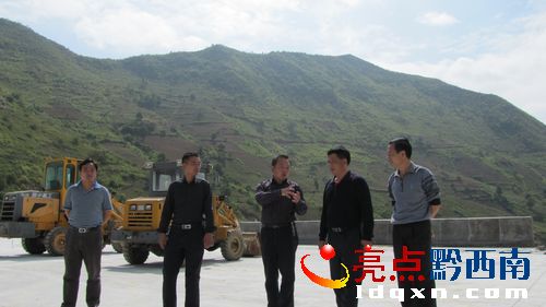 <a href=http://www.accentonredwood.com/news/zhenfeng/ target=_blank class=infotextkey>貞豐縣</a>縣委常委、副縣長陳林濤到白層調研.JPG