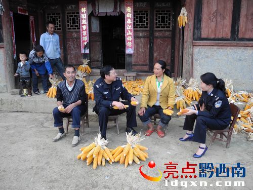 工作組民警深入群眾家中走訪.jpg.jpg