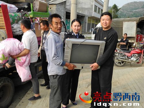 禁毒、經(jīng)偵大隊(duì)領(lǐng)導(dǎo)將捐贈(zèng)的電視機(jī)發(fā)給群眾.jpg