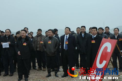 圖為縣人大代表和縣政協(xié)委員視察重點(diǎn)工程建設(shè)時(shí)的場(chǎng)景.JPG