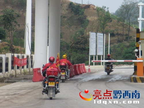 圖為張某3人駛出汕昆高速公路岔江收費(fèi)站.JPG