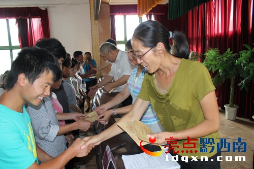 圖為<a href=http://www.accentonredwood.com/news/anlong/ target=_blank class=infotextkey>安龍縣</a>“金秋助學(xué)”助學(xué)金發(fā)放儀式現(xiàn)場(chǎng).JPG