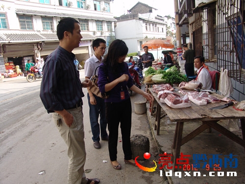 開展生豬執(zhí)法檢查，確保群眾吃上“放心肉”.JPG
