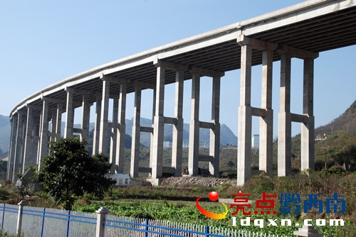 05穿境而過(guò)的汕昆高速公路大橋.JPG