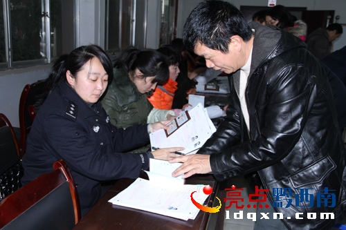 圖為資格審查現(xiàn)場1.jpg