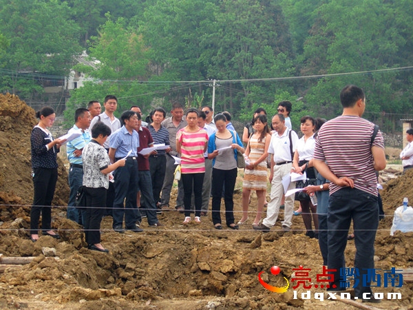 圖為豬場坪鄉(xiāng)人民政府副鄉(xiāng)長羅敏(左一)作匯報.JPG