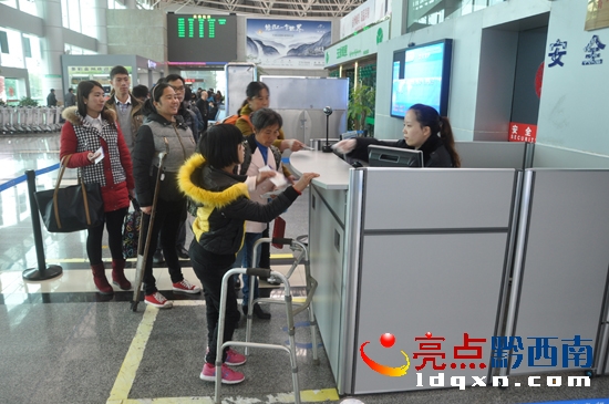 圖為陳麗的在母親陪同下正在進(jìn)行檢票.jpg