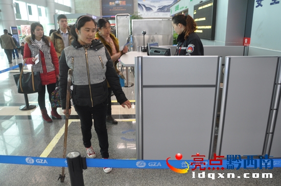 圖為肢殘人員走進(jìn)入安檢準(zhǔn)備登機(jī).jpg