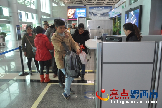 圖為肢殘人員登機(jī)前找機(jī)票進(jìn)行檢票.jpg