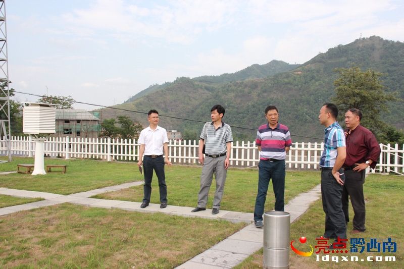 圖三、張普宇局長實地查自動站運行情況.jpg