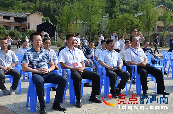 圖為楊光杰（前排左一）在樓納村廣場(chǎng)觀看民生主題節(jié)目++++++李祖..4..jpg