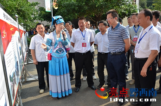 圖為楊光杰（右二）在聽(tīng)取情況介紹+++李祖權(quán)+攝.jpg