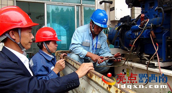 高考前夕，保電人員把發(fā)電機(jī)拉到考點(diǎn)調(diào)試安裝并試運(yùn)行（盧關(guān)文 攝 13885957702） (2).jpg