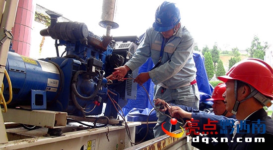 高考前夕，保電人員把發(fā)電機(jī)拉到考點(diǎn)調(diào)試安裝并試運(yùn)行（盧關(guān)文 攝 13885957702） (1).jpg