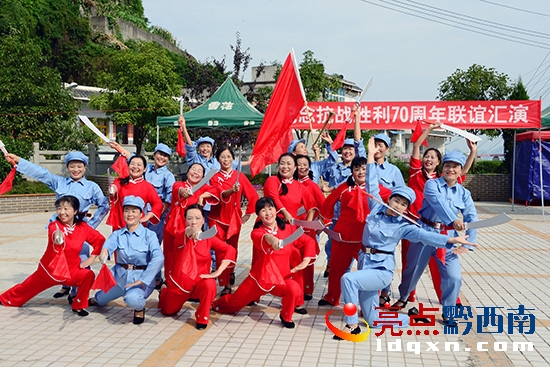 和諧健身隊(duì)表演舞蹈《大刀進(jìn)行曲》（陳亞林?jǐn)z影）.jpg