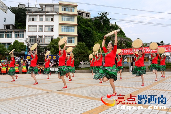 興仁紅綢舞蹈隊(duì)帶來的《歡慶豐收》（陳亞林?jǐn)z影）.jpg