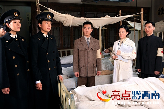 甘婷婷（右二）、齊芳（左二）在救護(hù)站拍戲劇照（陳亞林?jǐn)z影）.jpg