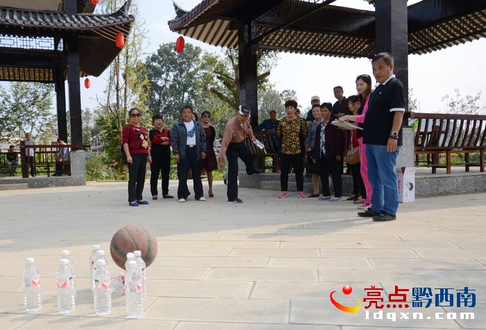 貞豐供電局離退休職工開展“保齡球”比賽。（徐云寰 攝）.jpg