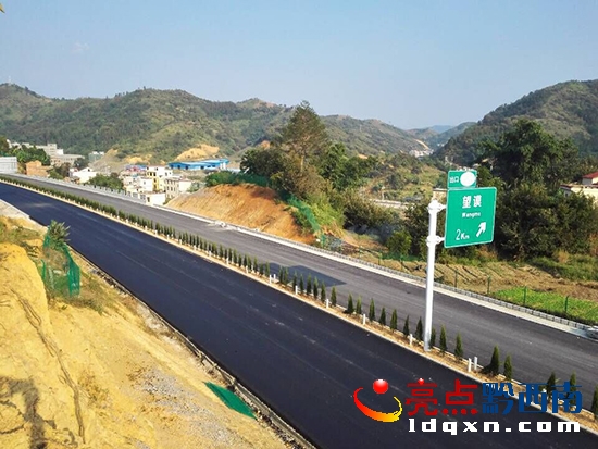 望安高速路面瀝青上面層K2+933～K5+060路段右幅攤鋪場(chǎng)景.jpg
