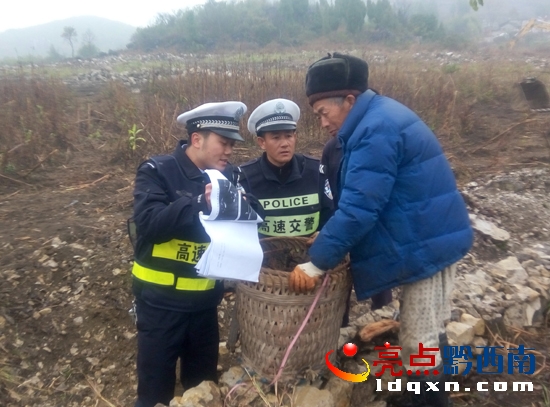 圖為八中隊(duì)民警正在向頻繁上高速公路行走的村民講解上高速公路行走的危險(xiǎn)性.jpg