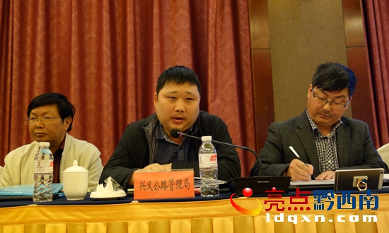 圖4:興義公路管理局副局長(zhǎng)張海波(中)代表興義公路管理局對(duì)工程建設(shè)提出相關(guān)要求.jpg