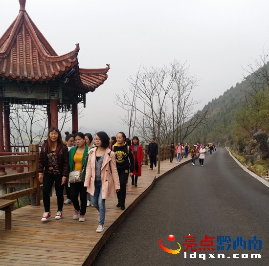 教師們正在徒步萬峰林的觀峰道.jpg
