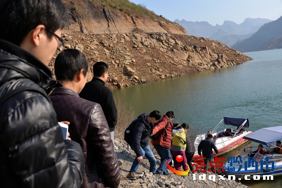 到北盤江光照湖乘船考察旅游資源(陳亞林攝影).JPG