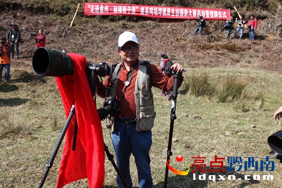 黔西南攝影家協(xié)會輪流主席張德厚在開機現(xiàn)場.jpg