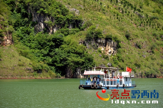 北盤江庫(kù)區(qū)游船一景（陳亞林?jǐn)z影）.JPG