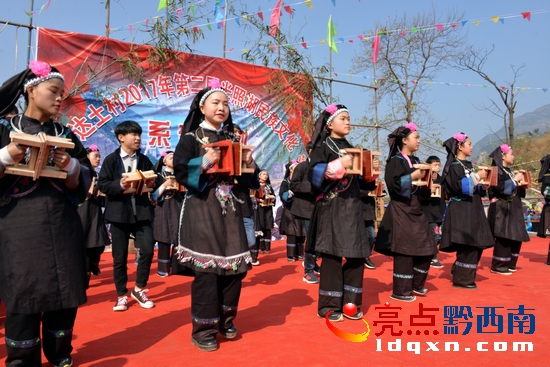 布依板凳舞（陳亞林?jǐn)z影）.JPG