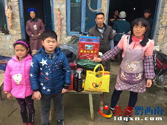 2017年1月15日魚鷹愛心團(tuán)隊(duì)為王正權(quán)家送來(lái)的慰問品.jpg