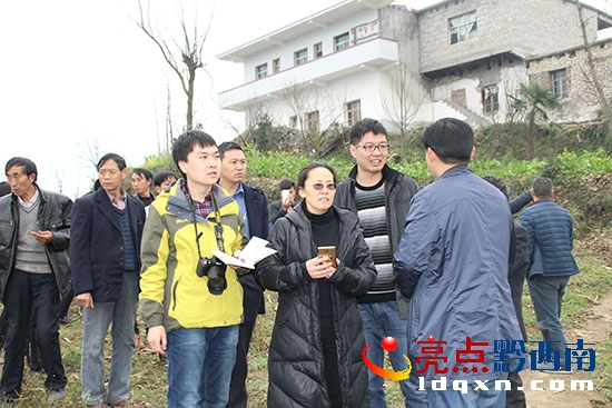 1.組委會聽取長流移民情況介紹.JPG