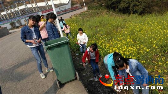 中學(xué)學(xué)生在街道清理垃圾.jpg