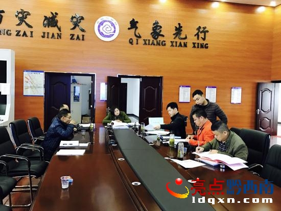 圖為檢查組查閱資料現(xiàn)場(chǎng).jpg