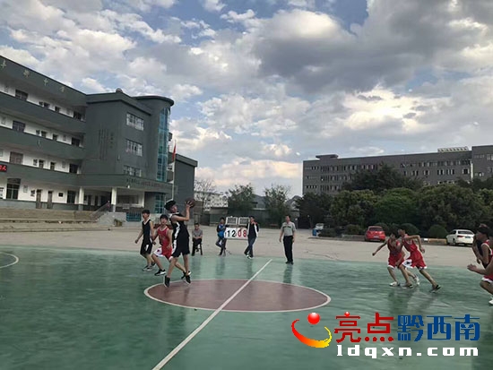 興義市豐都中學(xué)舉行春季學(xué)生籃球運(yùn)動會圖2.jpg
