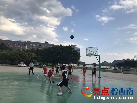 興義市豐都中學(xué)舉行春季學(xué)生籃球運(yùn)動會圖1.jpg
