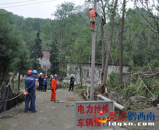 興仁縣遭受暴雨冰雹襲擊電網(wǎng)受損 供電部門緊急搶修復(fù)電 (9).jpg