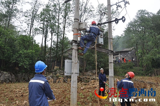 興仁縣遭受暴雨冰雹襲擊電網(wǎng)受損 供電部門緊急搶修復(fù)電 (1).jpg