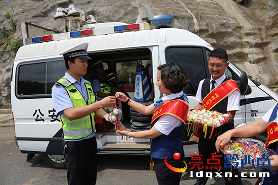 “粽”情分享 為節(jié)假日堅(jiān)守一線的交警送上祝福.JPG