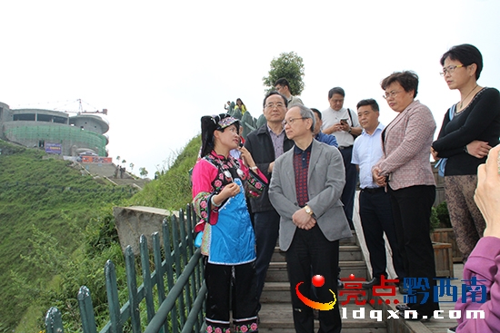 考察團聽取抗戰(zhàn)文化解說.JPG