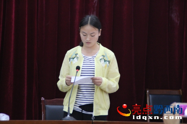 受資助學(xué)生代表發(fā)言.JPG