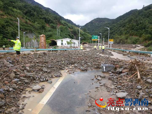 高速路政現(xiàn)場(chǎng)處置.jpg