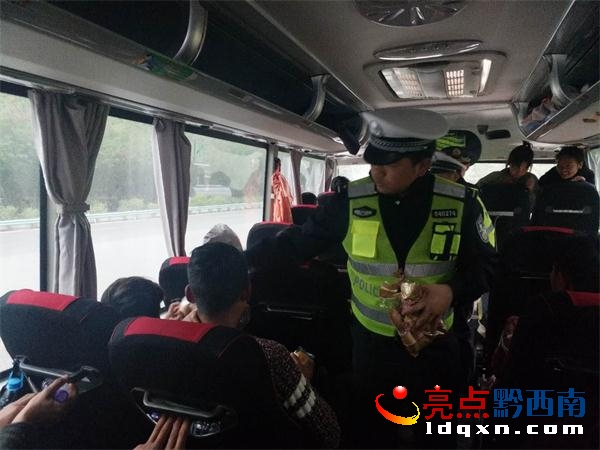 執(zhí)勤民警和運政工作人員分發(fā)食物給乘客 (5).jpg