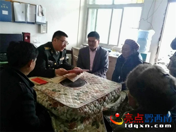 （圖為政委郭位左二與貧困退伍軍人、貧困戶拉家常話黨恩）.jpg