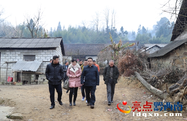 興義供電局深入安龍縣半坡村慰問貧困戶助力脫貧攻堅(jiān)剪影(盧關(guān)文 攝) (11).jpg