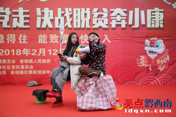 中學(xué)生表演的小品《攀比》 郭澤玉.JPG