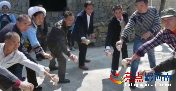 轉(zhuǎn)木制陀螺現(xiàn)場.png