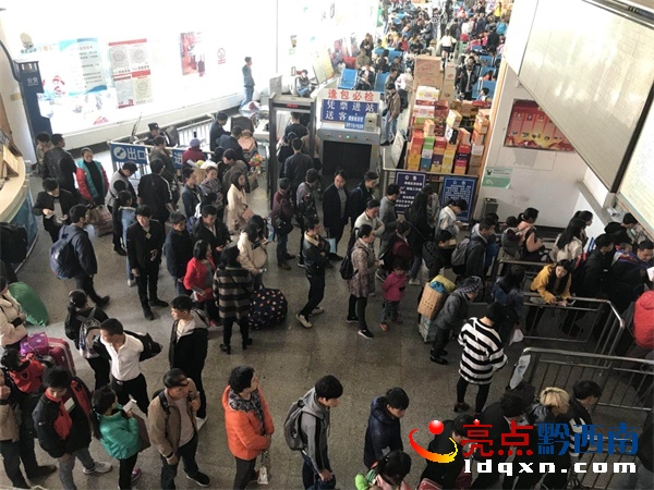 安龍汽車站內(nèi)人頭攢動(dòng).jpg